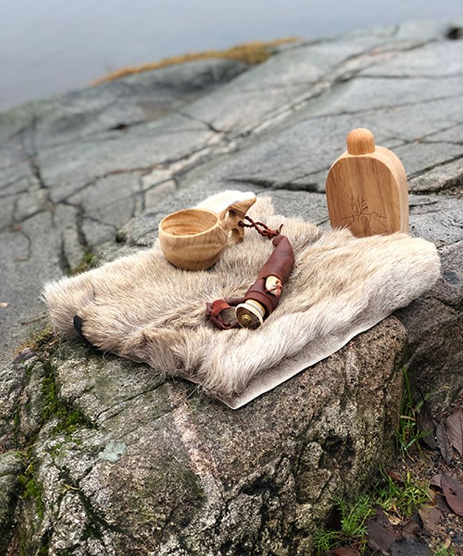 Sitteunderlag av reinsdyrskinn med sele