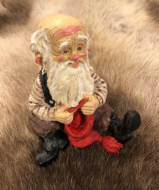 Hovedbilde Midthun-nisse sittende med ...