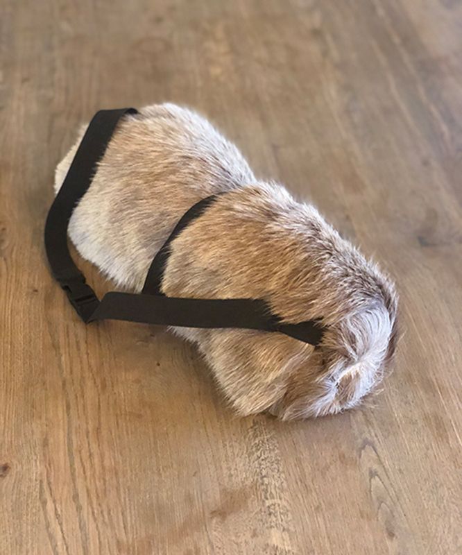 Sitteunderlag av reinsdyrskinn med sele